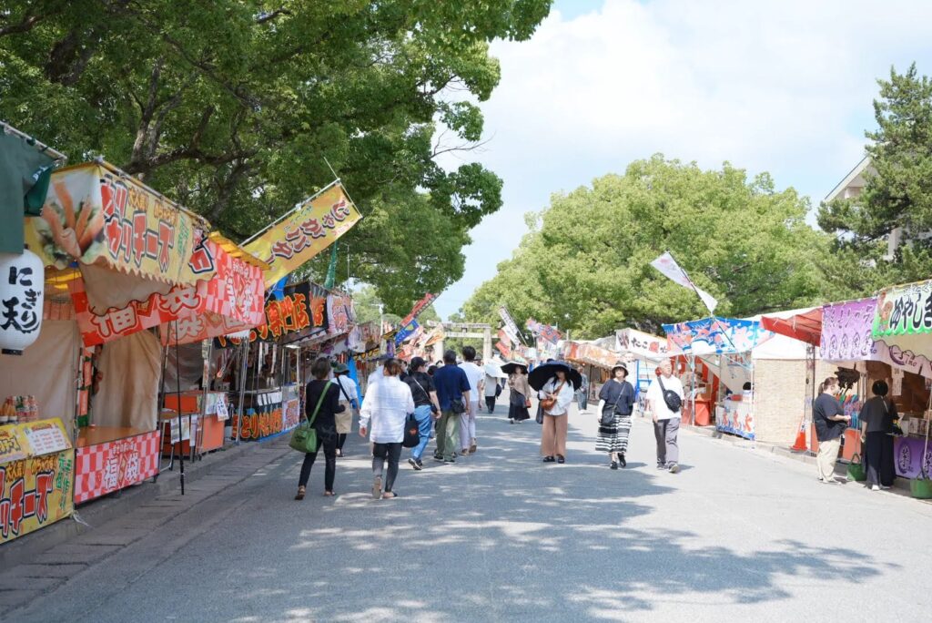 参道に並ぶ露店